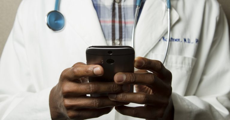Clinicas y centros de salud: el paciente digital que ya no quiere llamar por telefono
