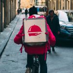 Delivery propio vs. apps de terceros: la cuenta que todo restaurante debe hacer