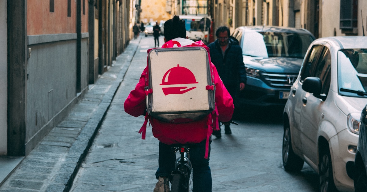 Delivery propio vs. apps de terceros: la cuenta que todo restaurante debe hacer